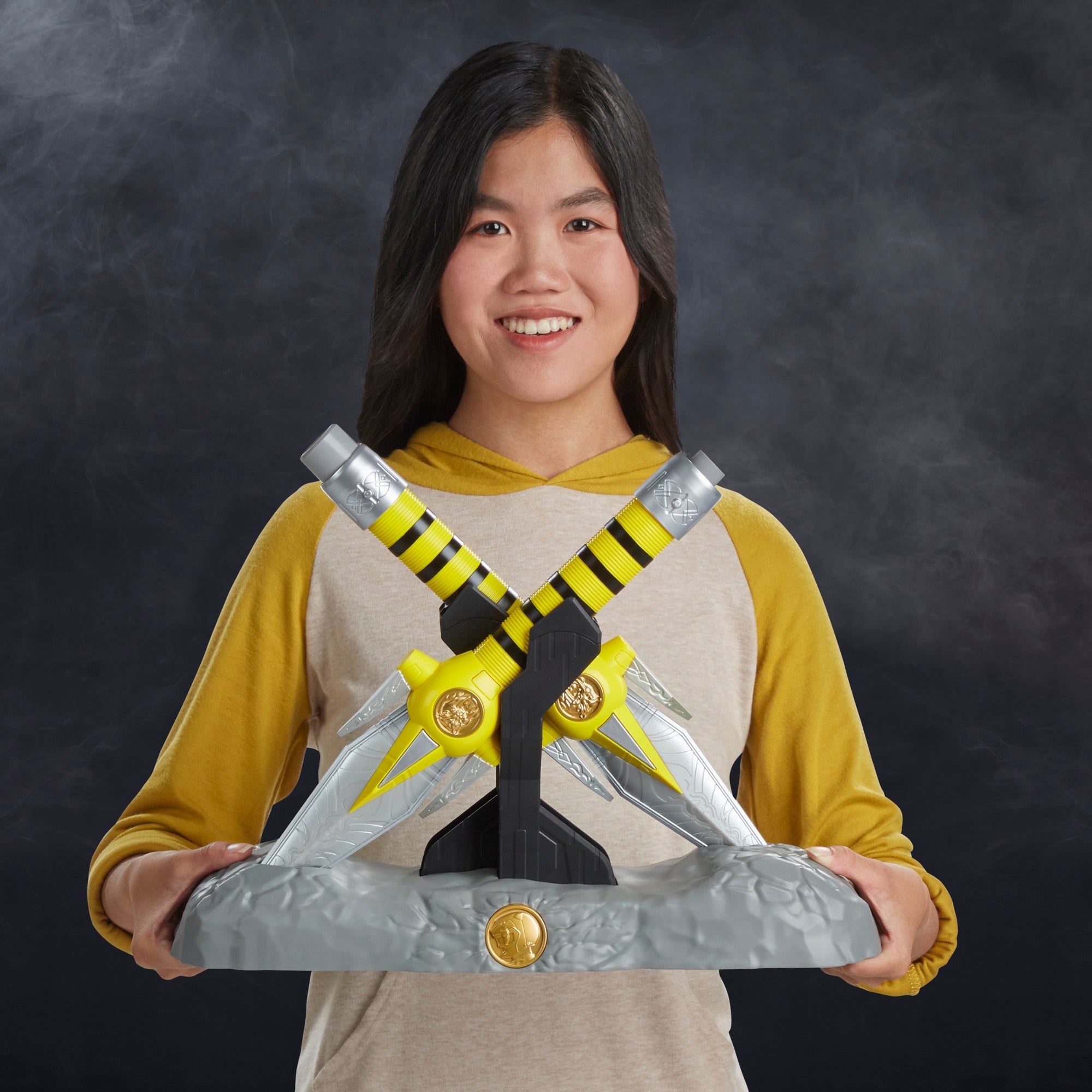 Lightning Collection Premium Role - play Mighty Morphin Power Rangers Yellow Ranger Power Daggers for Display and Role - playing