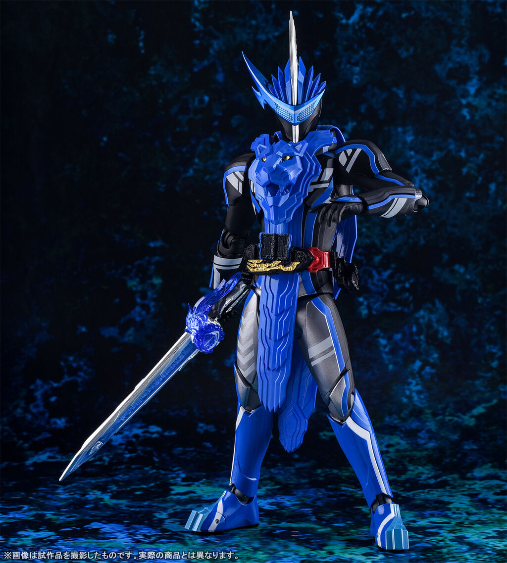 SH Figuarts Action Figure - Kamen Rider Blades Lion Senki Model